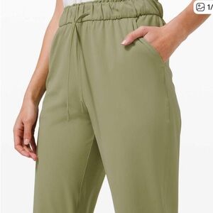 Lululemon Athletica Women’s On the fly Joggers Olive Green, size 2